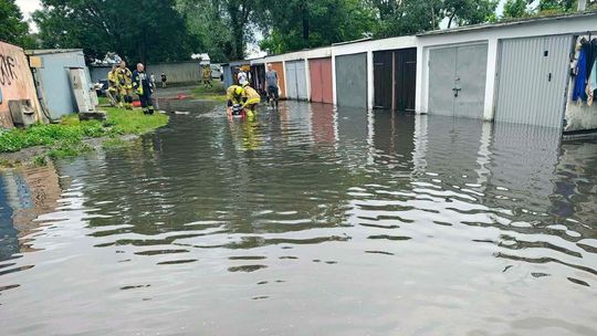 Podtopione ulice i zalane piwnice. Strażacy usuwają skutki nawałnicy