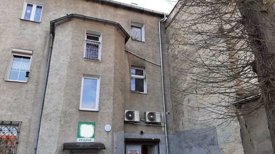 Pogorzelcy czekali w zimnie na dworze. Przeżyli dzięki bohaterom