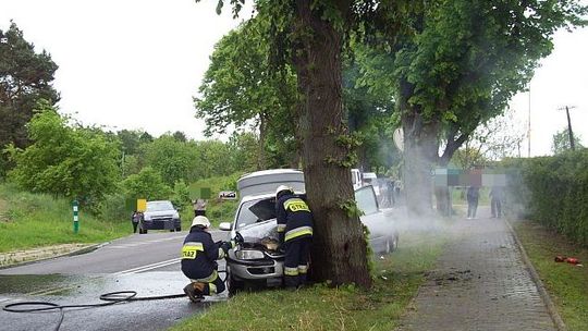 Pojazd wypadł z drogi i uderzył w drzewo – wersja KPPSP