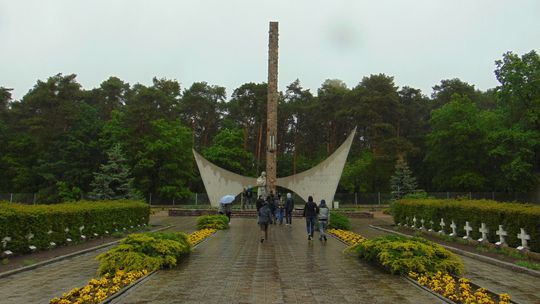 Pojechali dziś na wycieczkę Szlakiem Pamięci Narodowej