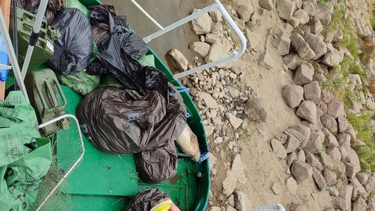 Pojemniki z tajemniczą substancją znaleziono na południu powiatu gryfińskiego. Do Czelina przyjechały służby Pojemniki z tajemniczą substancją znaleziono na południu powiatu gryfińskiego. Do Czelina przyjechały służby