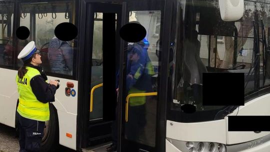 Pokłócił się z kierowcą. Chciał go ukarać i załatwił się na autobus