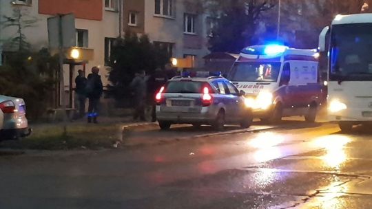 Pokłócili się w autobusie, a pobili na przystanku. Karetka zabrała rannego