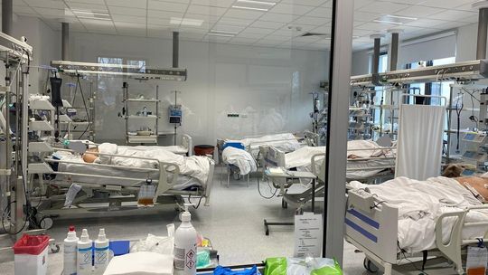 Pół setki chorych w powiecie i jeden zgon