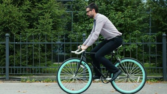 Rewolucja na dwóch kółkach. Polacy masowo wybierają rowery, lecz ich wiedza o przepisach kuleje