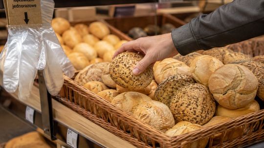 Macanie pieczywa w sklepach wywołuje skandal: Cudzoziemcy w szoku, a GIS przypomina o zasadach