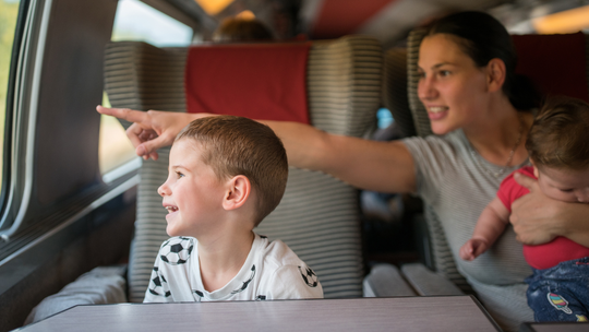 Polubiliśmy kolej. Tym przyciągają nas do siebie pociągi