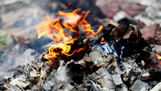 Jedni trują drugich. Wielu pali po prostu śmieciami Jedni trują drugich. Wielu pali po prostu śmieciami