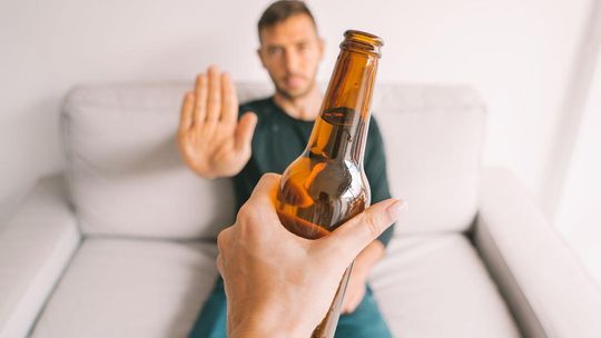 Polacy zaczęli pić inaczej. Na czym polega wyraźna zmiana stylu życia?