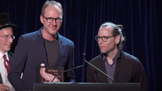 Marcin Zajenkowski zdobył IG Nobla. Chodzi o chwalenie ludzi za inteligencję i tekturka z dużą kwotą