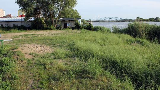 Policja bada, kto wykorzystał wał przeciwpowodziowy do… nadsypania gruntu głównie na sąsiedniej działce