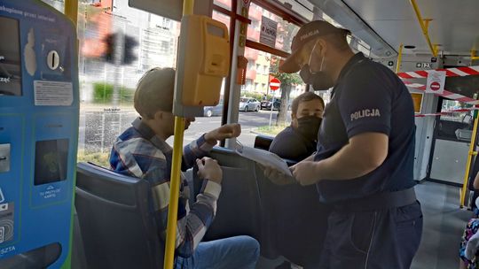 Policja i straż miejska kontroluje noszenie maseczek w autobusach i sklepach