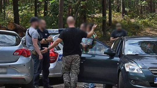Policja oddała mu samochód. W środku były... pałka i narkotyki!