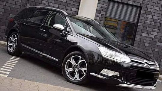 Policja poszukuje tego zrabowanego samochodu. Jest nagroda pieniężna!