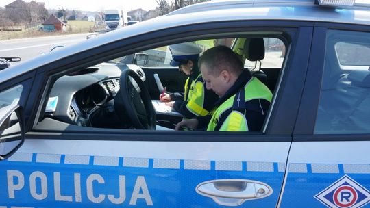 Policja w akcji między żywopłotami