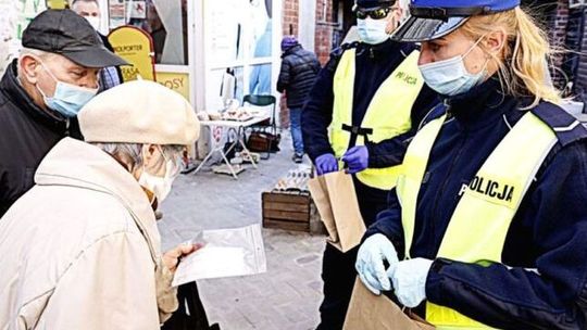 Policja wystawia mandaty za brak noszenia maseczki