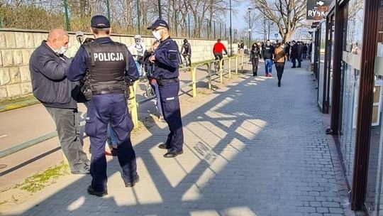Policjanci egzekwują wprowadzone nakazy, zakazy i ograniczenia