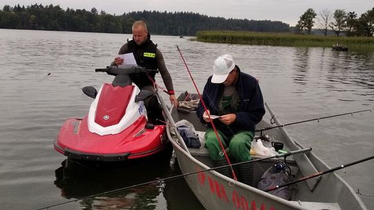 Policjanci gonią kłusowników na skuterach wodnych