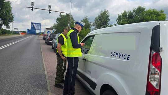 Policjanci i straż graniczna wspólnie patrolują przejścia graniczne