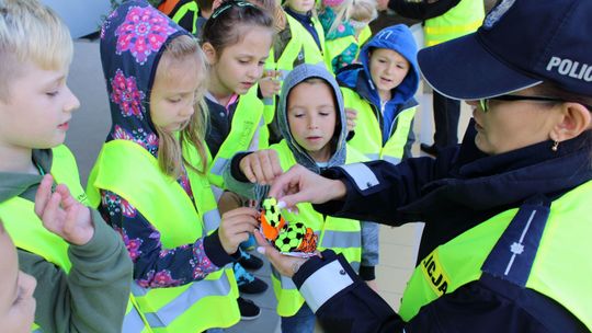 Policjanci i strażnicy w szkołach gminy Gryfino. Dzieci zachwycone