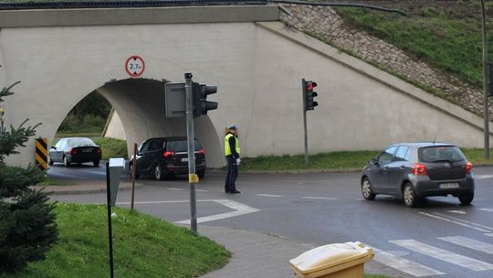 Policjanci kierują ruchem po zamknięciu wielu ulic w Gryfinie