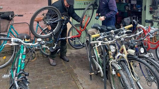 Policjanci kontrolują, czy rowery nie są kradzione