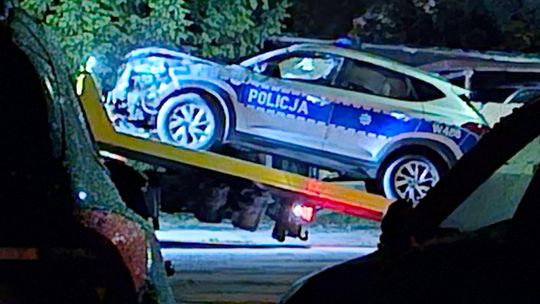 Policjanci nie dostosowali prędkości do warunków jazdy, bo... Radiowóz w rowie