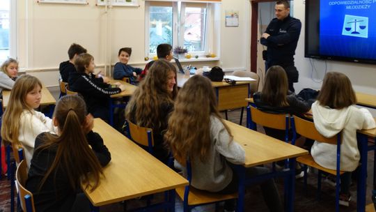 Policjanci o przemocy i uzależnieniach rozmawiają z młodzieżą