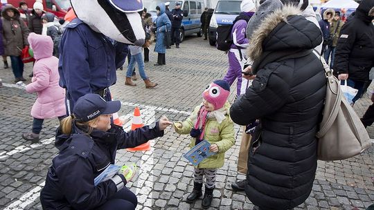 Policjanci ostrzegają wolontariuszy i darczyńców