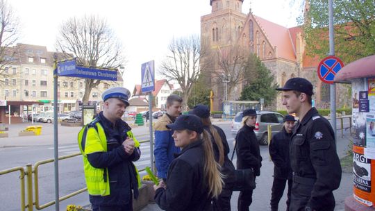 Policjanci pouczali, a licealiści wręczali odblaski