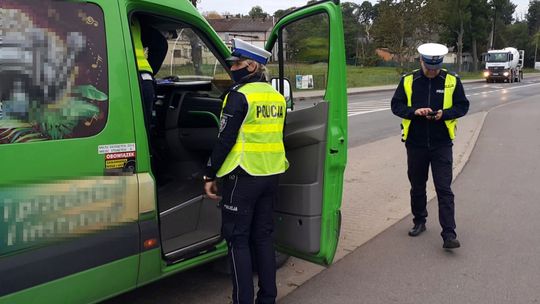 Policjanci sprawdzają maseczki w autobusach i busach