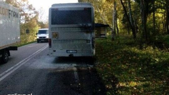 Policjanci ugasili szkolny autobus