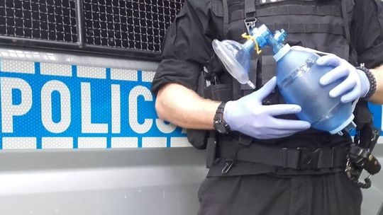 Policjanci uratowali mężczyznę, który zatruł się spalinami