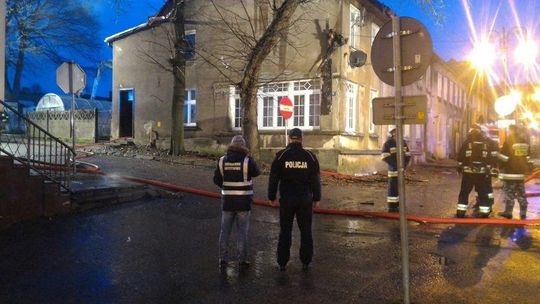 Policjanci uratowali pięcioro mieszkańców z pożaru