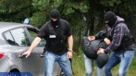 Policjanci wykrywają narkotyki