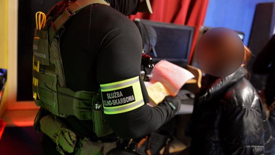 Policjanci z Gryfina zrobili nalot na nielegalny salon hazardu. Pies Rego w akcji