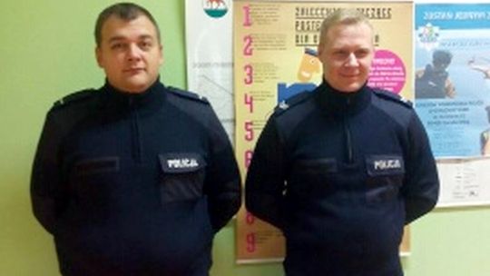 Policjanci z mieszkańcami uratowali rodzinę z płonącego mieszkania