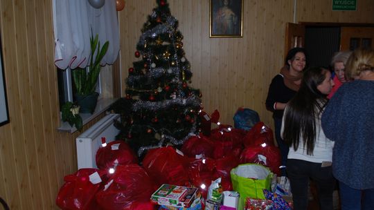 Policjanci z workami zapukali do domu dziecka