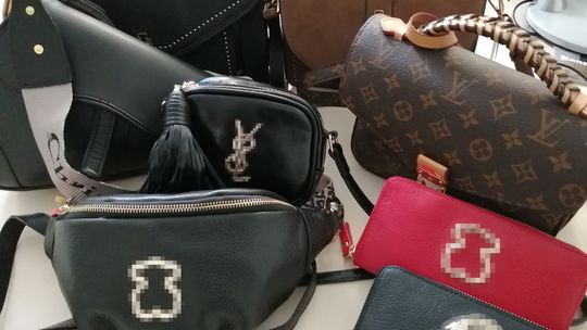 Policjanci zabezpieczyli podrobione torebki. Właścicielowi grozi 2 lata więzienia