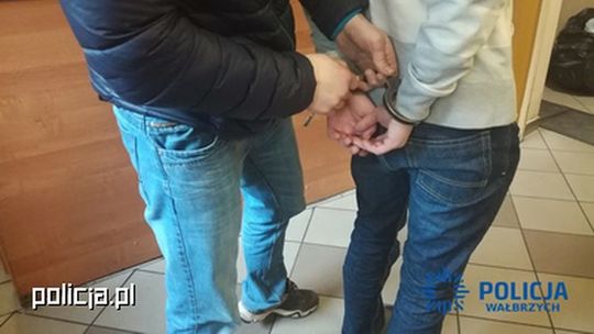 Policjanci zatrzymali go za umieszczenie filmu o możliwym ataku terrorystycznym Policjanci zatrzymali go za umieszczenie filmu o możliwym ataku terrorystycznym