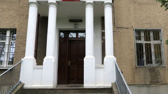 Policjantka oddaje przywłaszczone pieniądze