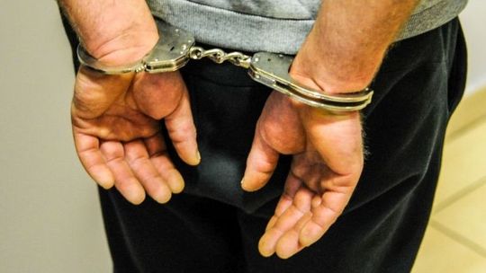 Policjantów wyzywał i groził pozbawieniem życia. Recydywista już w areszcie 