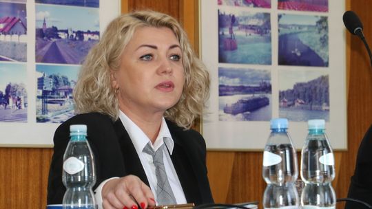 Polityczna gra z trzynastkami. Wiemy, kiedy nauczyciele i urzędnicy dostaną pieniądze