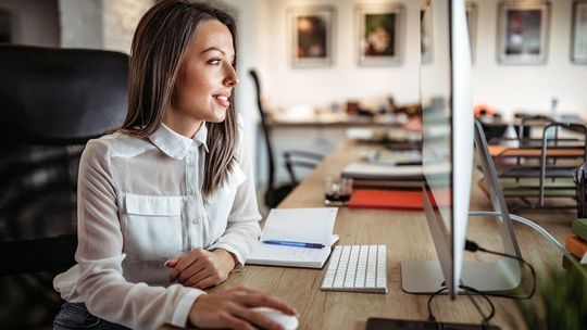 Kobiety mocno identyfikujące się ze swoją płcią częściej używają żeńskich form. Język służy równouprawnieniu