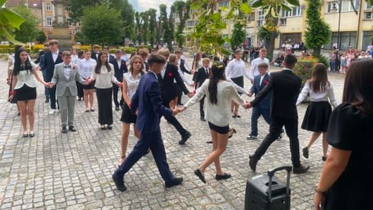 Polonez, który wzruszył i... niespodzianka. Ósmoklasiści zatańczyli dla społeczności Mieszkowic