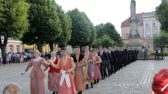 Poloneza czas zacząć. Gimnazjum świętuje jubileusz.