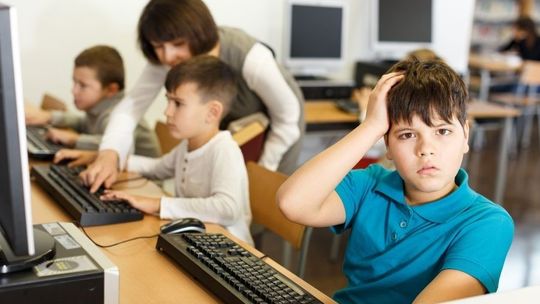 Polska cyfryzuje swoje szkoły. Tymczasem Zachód właśnie wciska hamulec