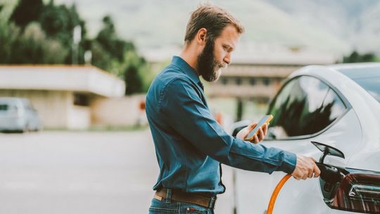 Ładowarki do elektryków miały być nawet w Gryfinie. Przed wyborami obietnice wracają