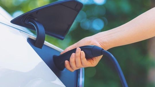 Polska robi przyspieszenie z ładowarkami dla elektryków. Szybkie ładowarki zmieniają rynek