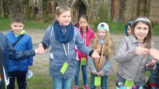 Polskie i niemieckie dzieci bawią się wśród zabytków